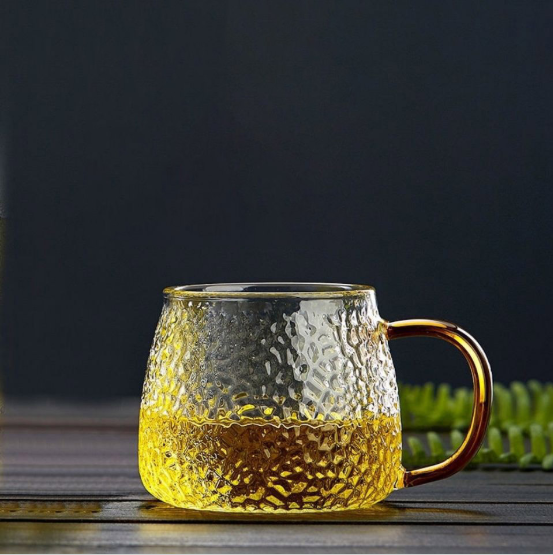 چرا هنگام نوشیدن به لیوان های شفاف شراب نیاز داریم؟